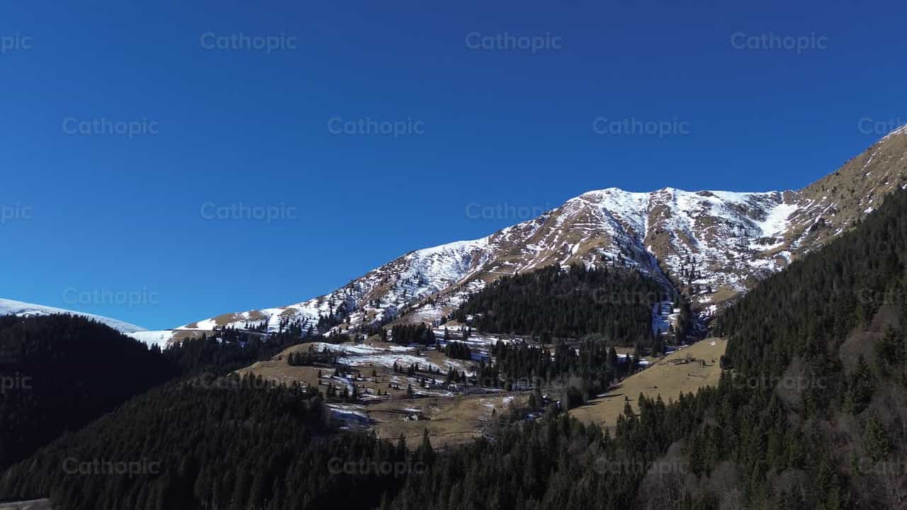 Montana nevada - Banco de vídeos católicos - Fotografía por Saul Ibarra