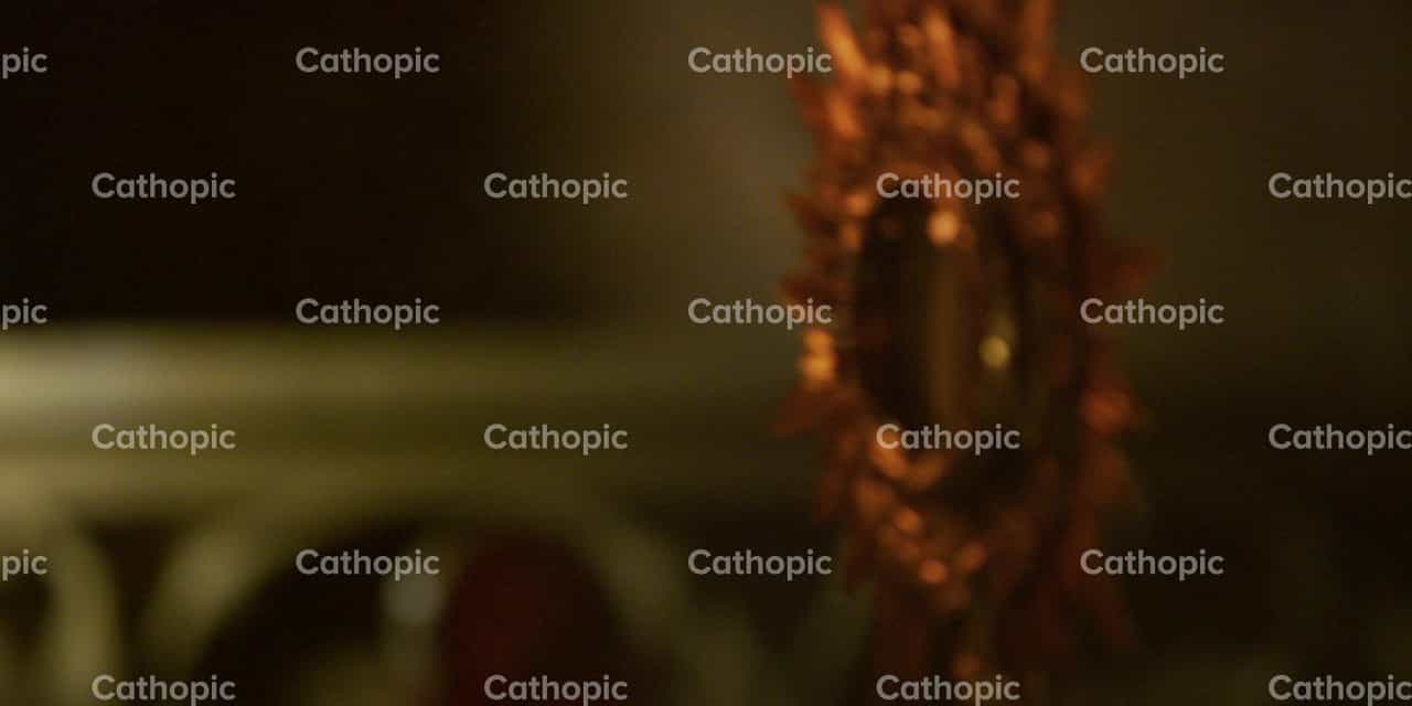 Adoración eucarística - Banco de vídeos católicos - Fotografía por Catholic Stuff