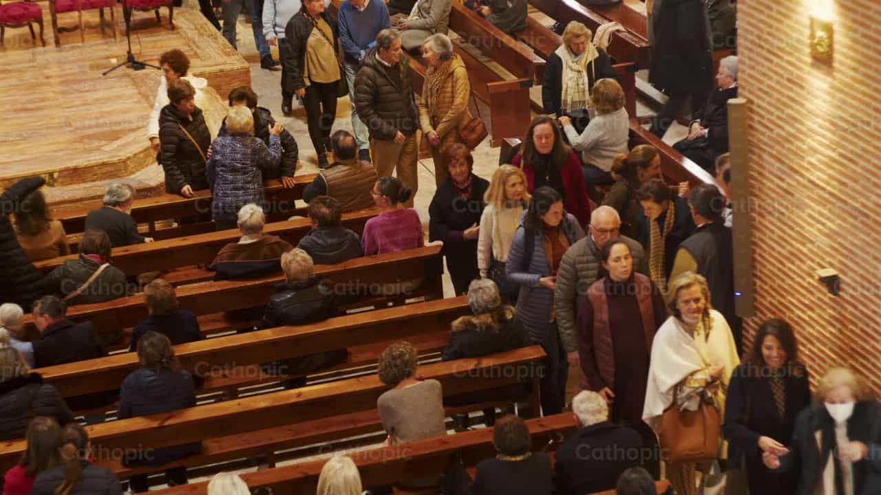 Personas saliendo de la Iglesia - Banco de vídeos católicos - Fotografía por Cathopic