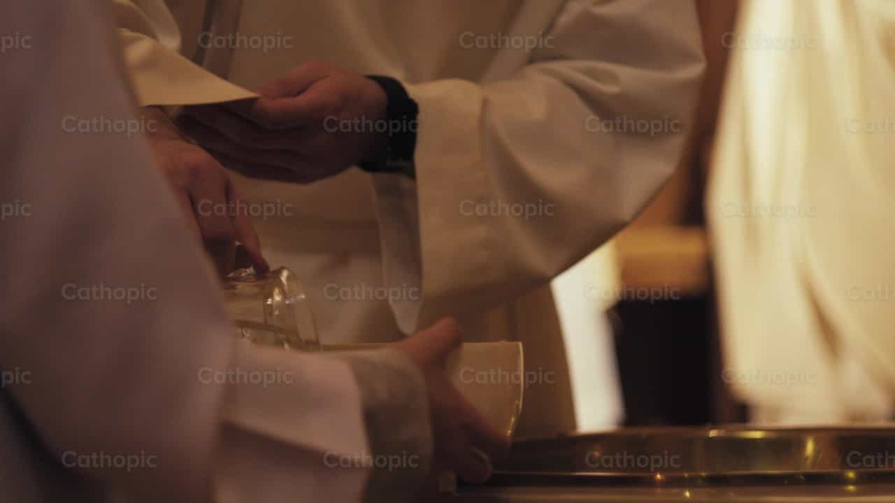 Agua bendita - Banco de vídeos católicos - Fotografía por Almures Studio