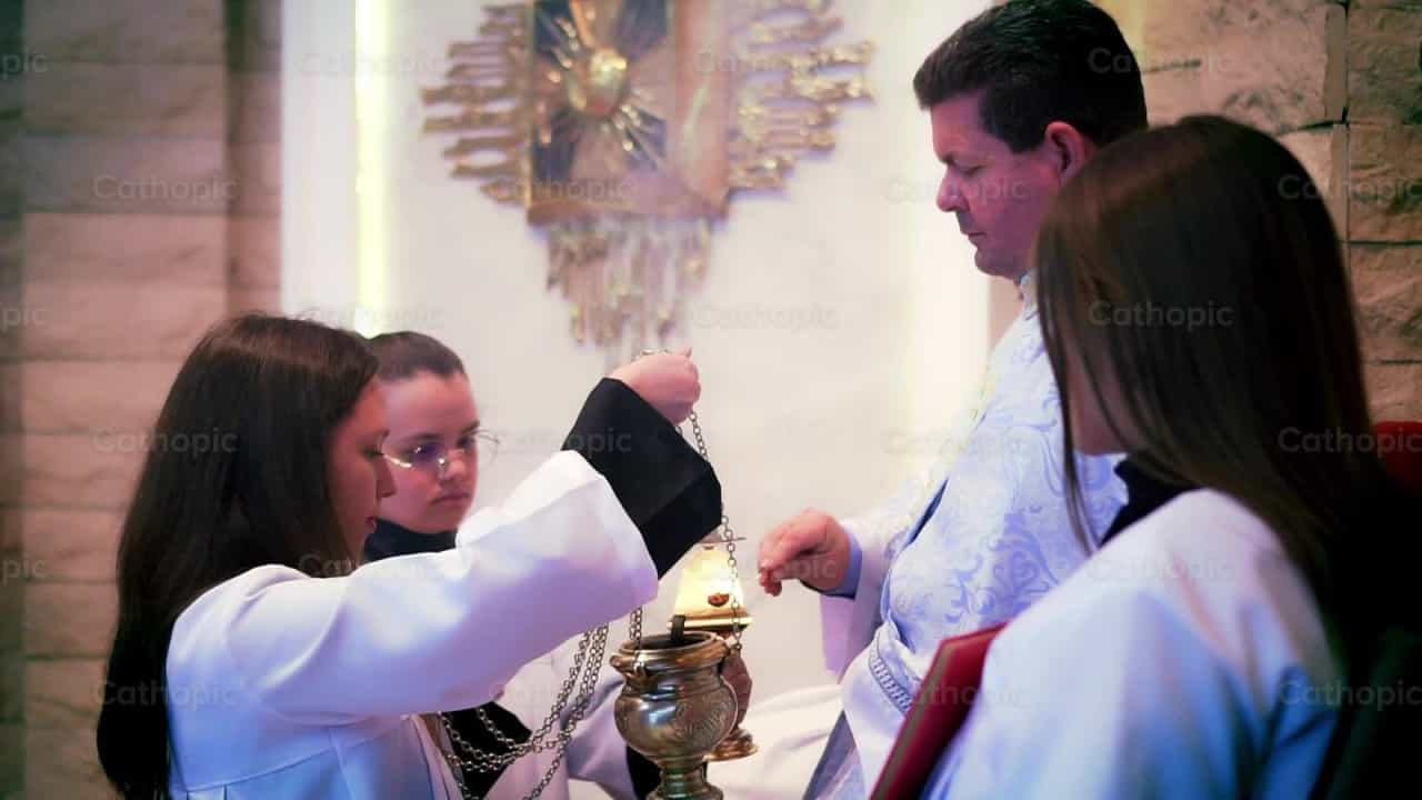 El sacerdote y los monaguillos - Banco de vídeos católicos - Fotografía por Thiago Damião P. Silva