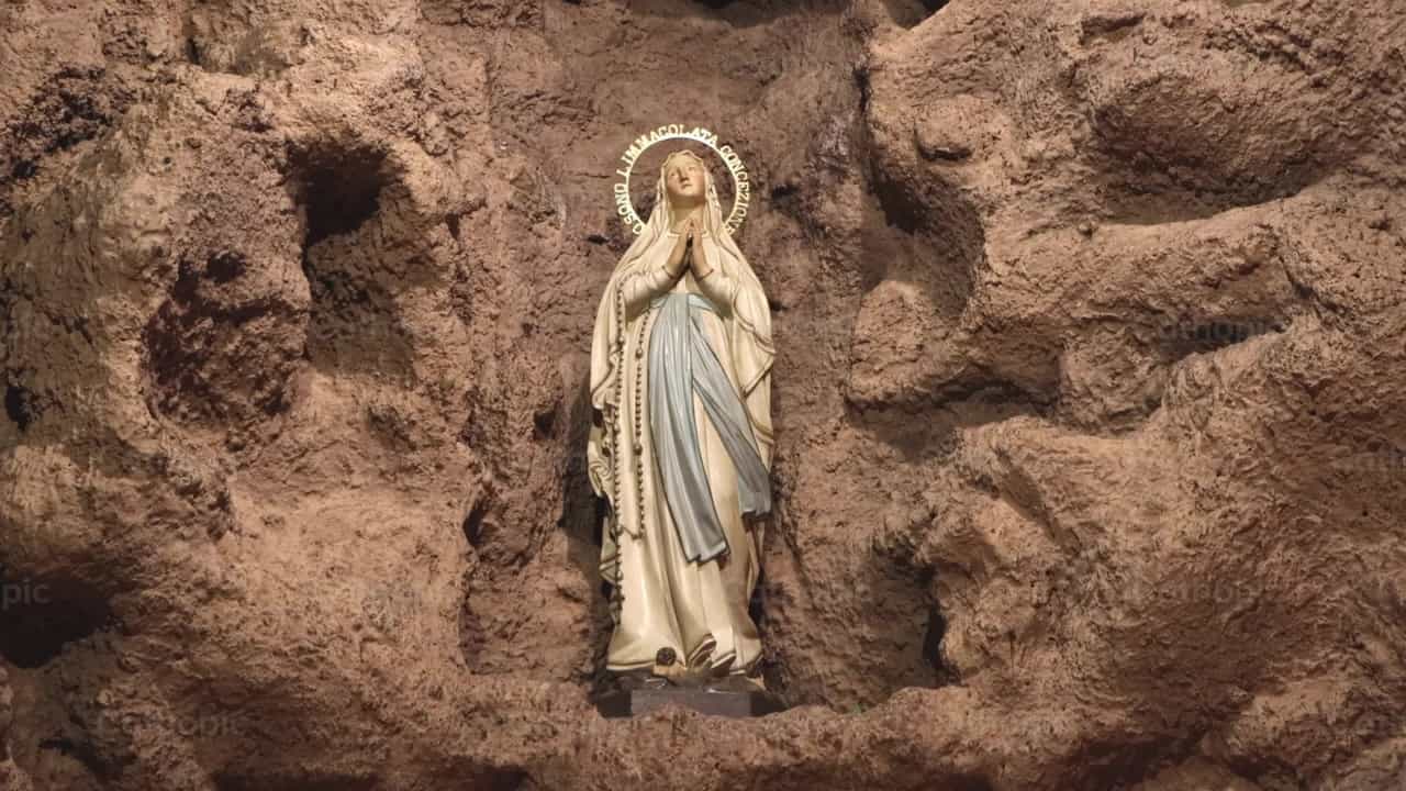 Virgen de Lourdes - Banco de vídeos católicos - Fotografía por Frames Cristianos