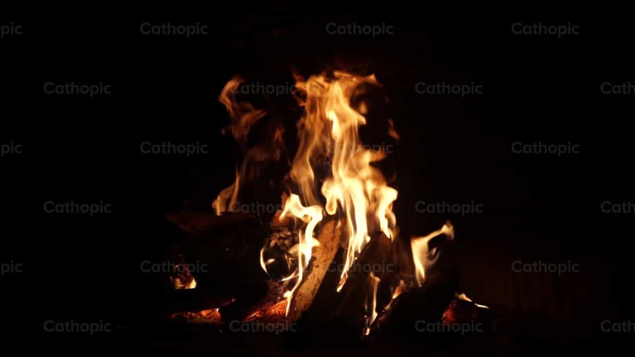 Fuego - Banco de vídeos católicos - Fotografía por Lupe Belmonte