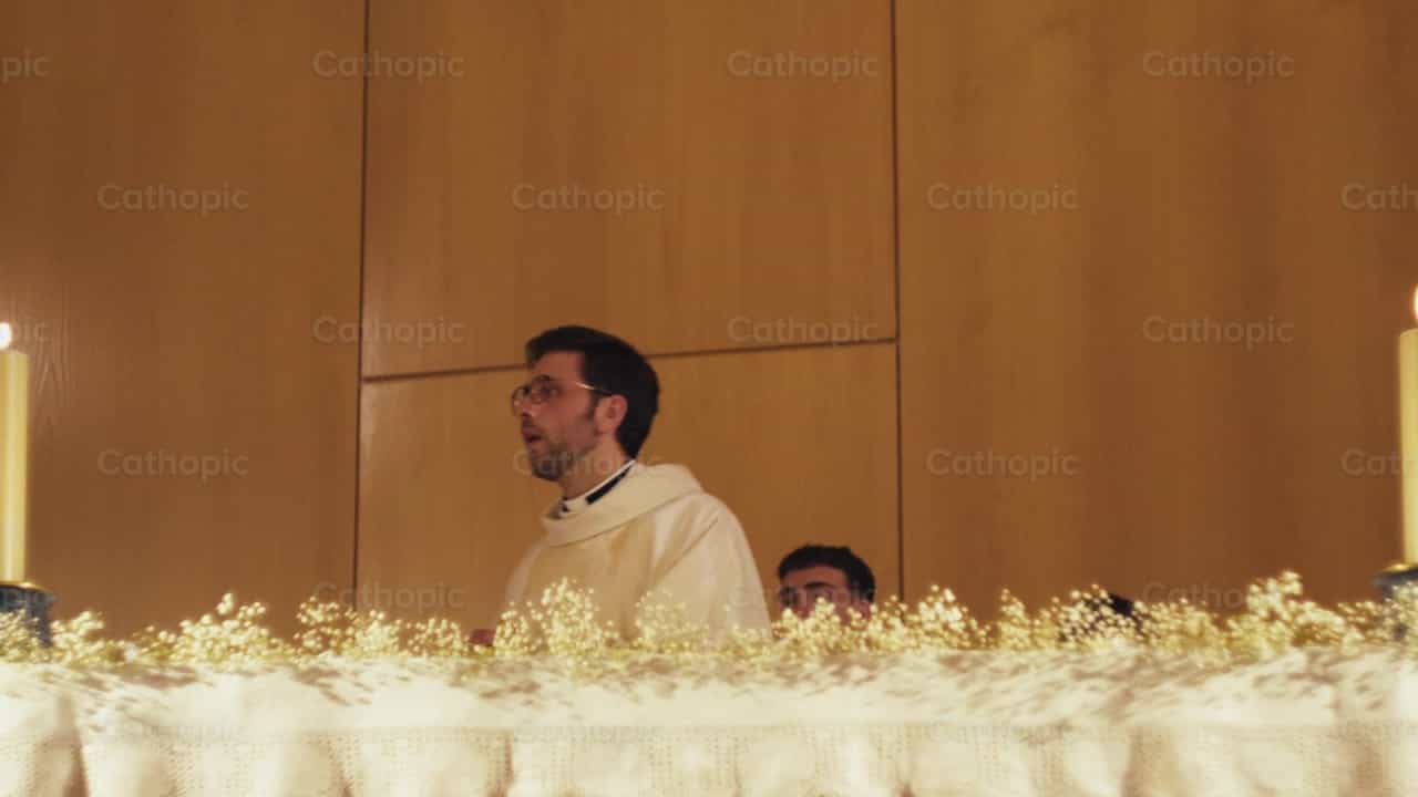 Sacerdote besando el altar - Banco de vídeos católicos - Fotografía por Almures Studio