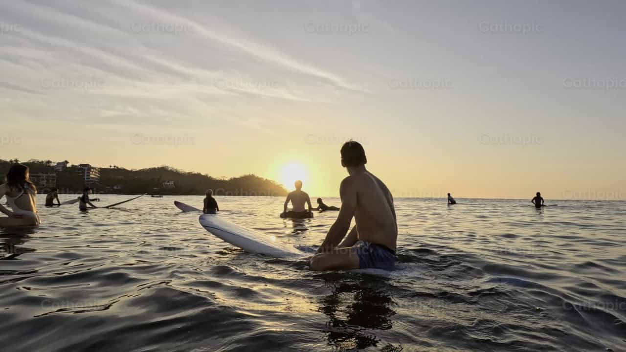 Surferzy na plaży - Katolickie filmy stockowe