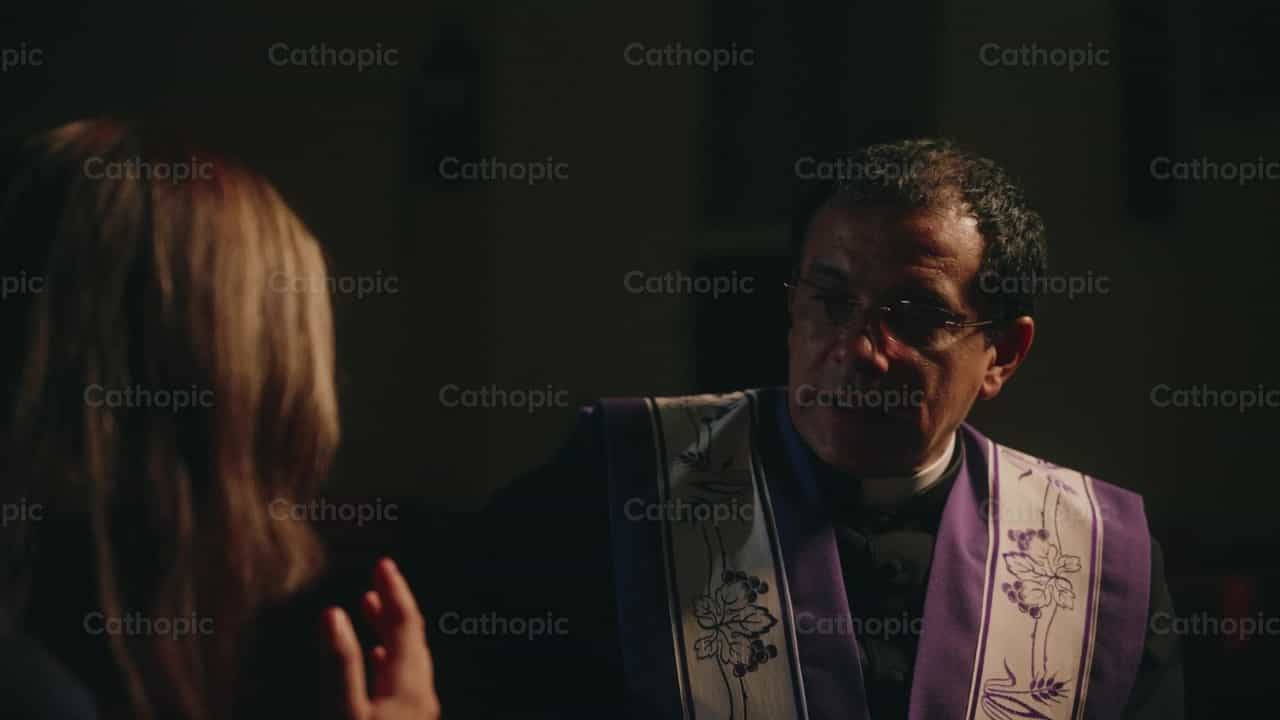 Sacerdote dando la absolución de los pecados - Banco de vídeos católicos - Fotografía por Carlos Gaviria