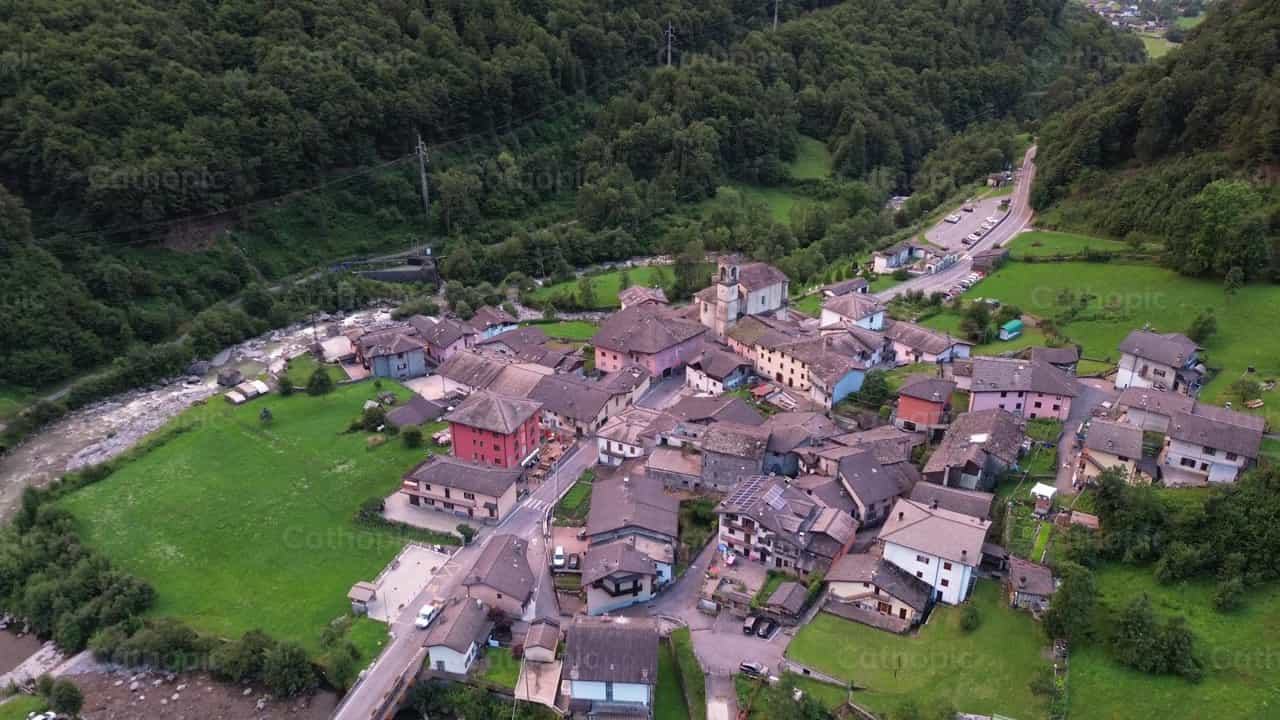 Casas en la montana - Banco de vídeos católicos