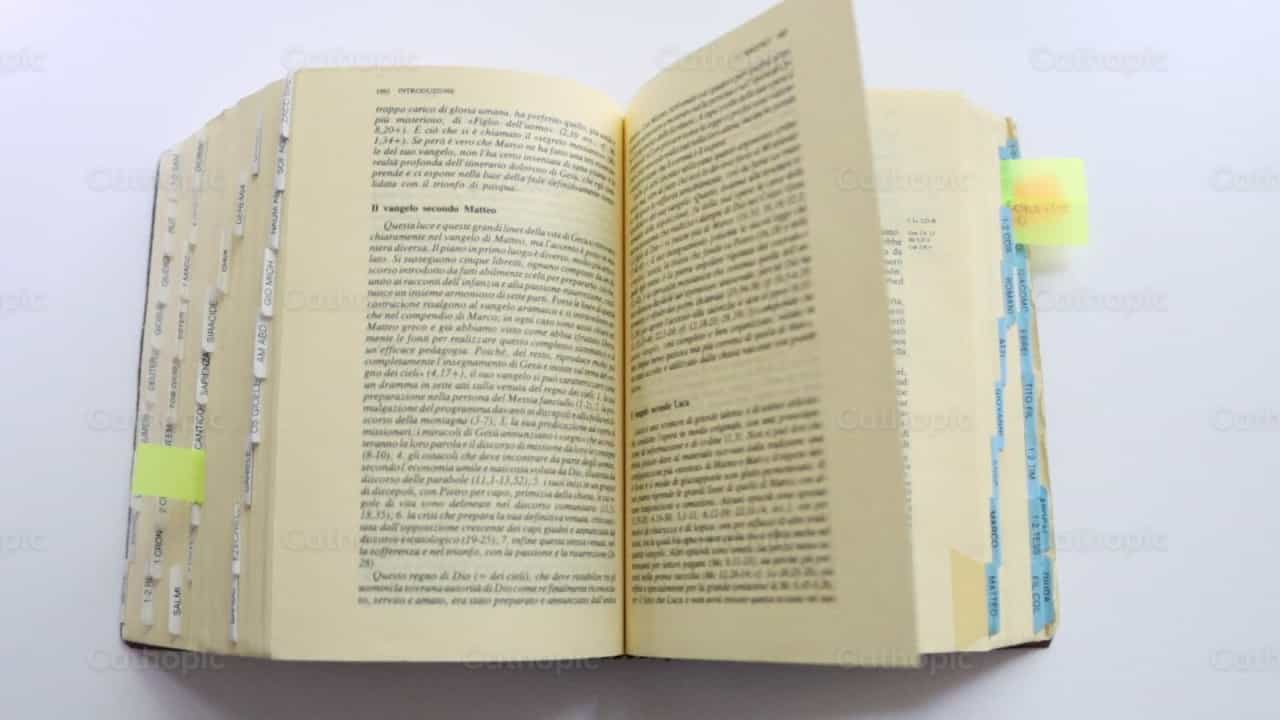 Bíblia - Vídeos católicos de stock - Foto de Saul Ibarra