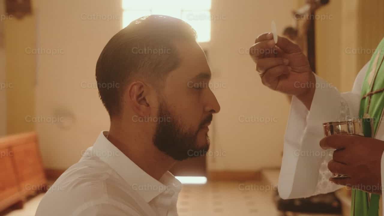 Hombre recibiendo el Cuerpo de Cristo - Banco de vídeos católicos - Fotografía por Carlos Gaviria