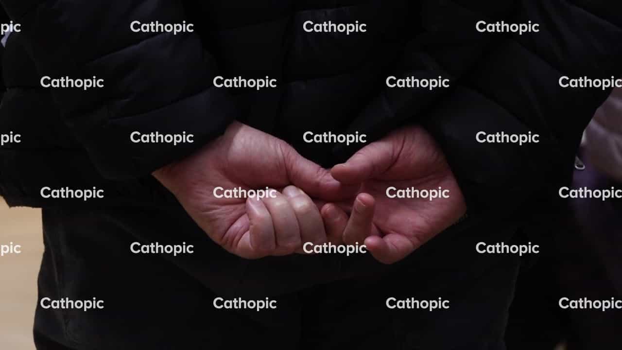 Manos en oración - Banco de vídeos católicos - Fotografía por Saul Ibarra