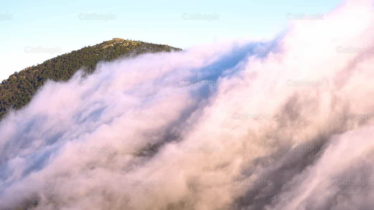 Nubes sobre la montaña - Banco de vídeos católicos - Fotografía por Santiago de la Hoz