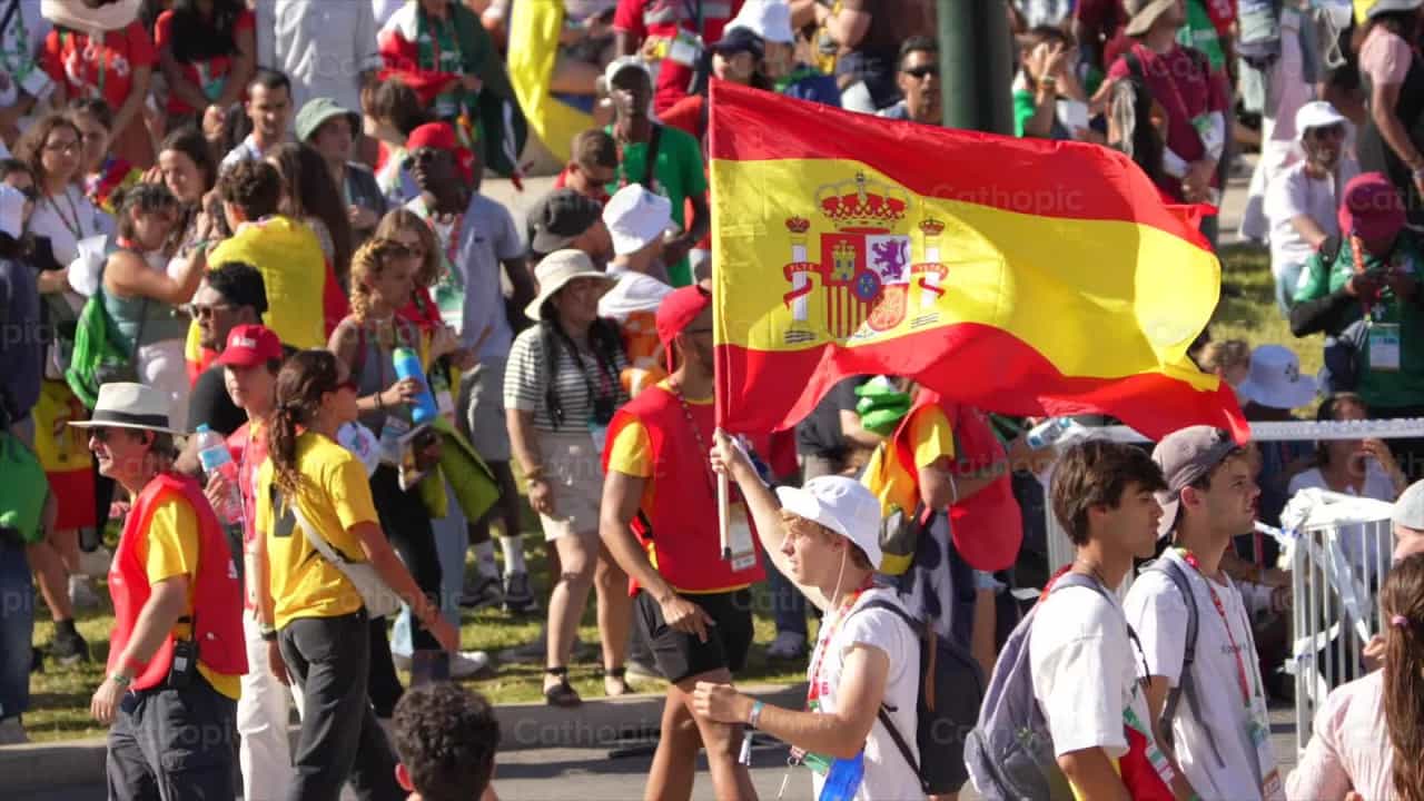 Joven ondeando bandera de España en JMJ - Banco de vídeos católicos - Fotografía por Iván W. Jaques