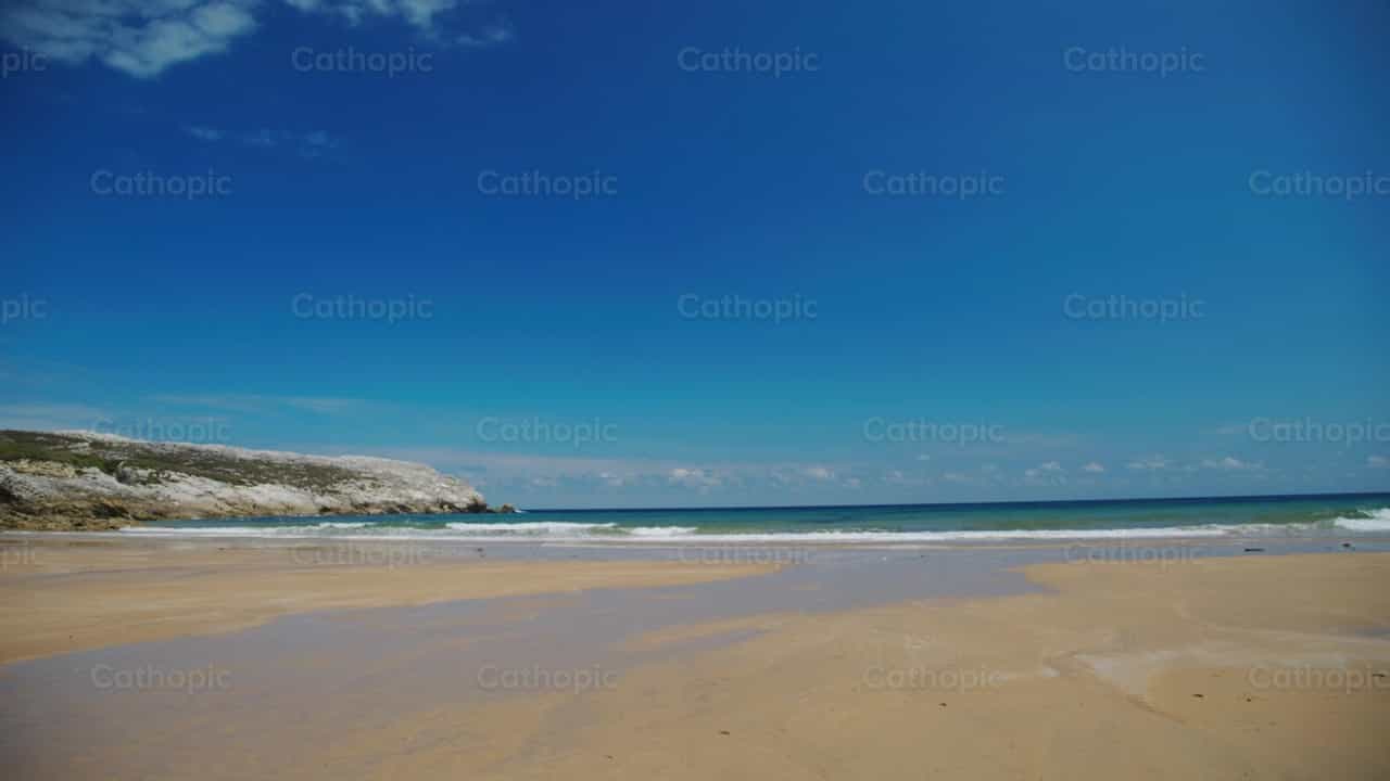 Playa en Cantabria, España - Banco de vídeos católicos