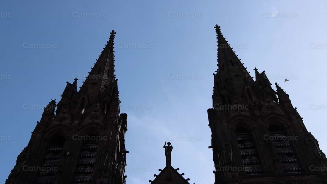 Torres de Iglesia - Banco de vídeos católicos