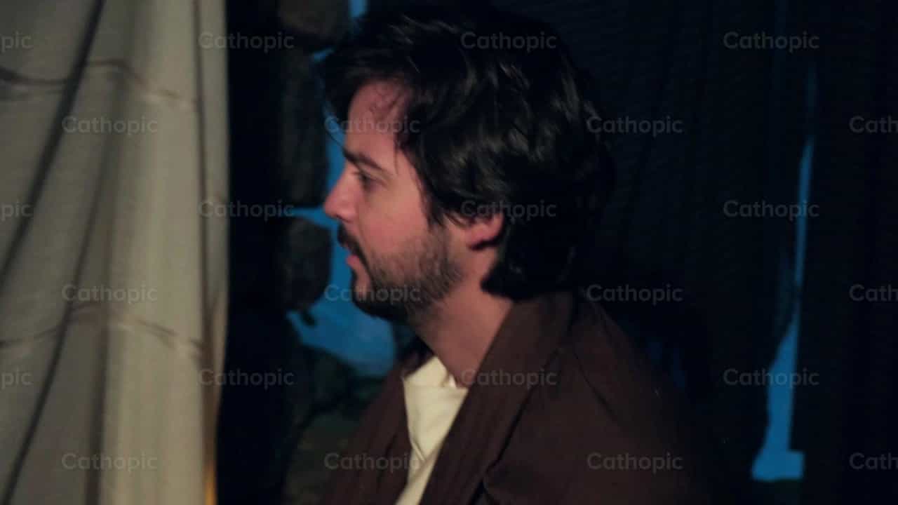 Pastor adorando a Jesus - Banco de vídeos católicos - Fotografía por Almures Studio