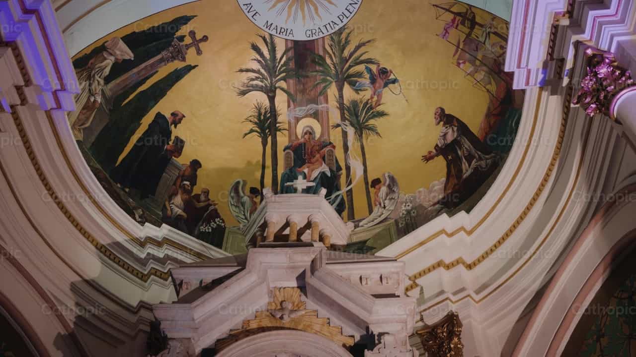 Pinturas en el techo de catedral catolica - Banco de vídeos católicos - Fotografía por Carlos Gaviria