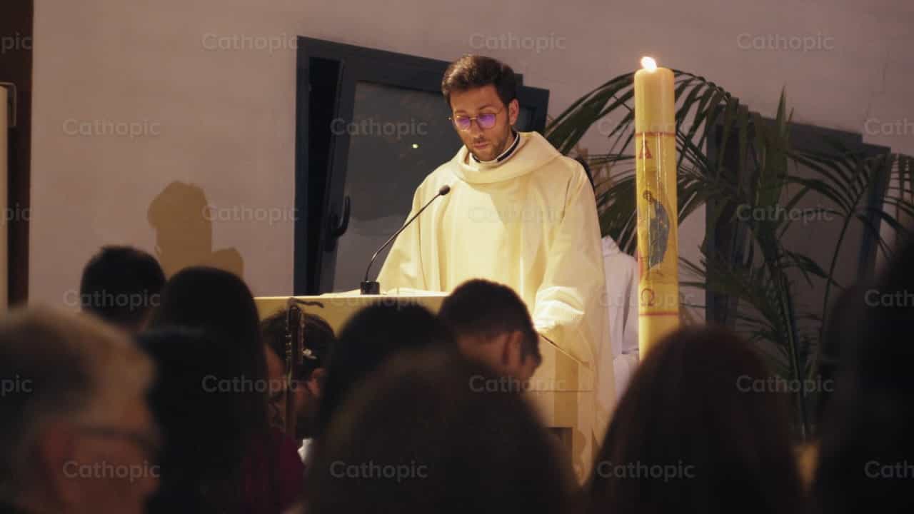 Sacerdote proclamando el Evangelio - Banco de vídeos católicos