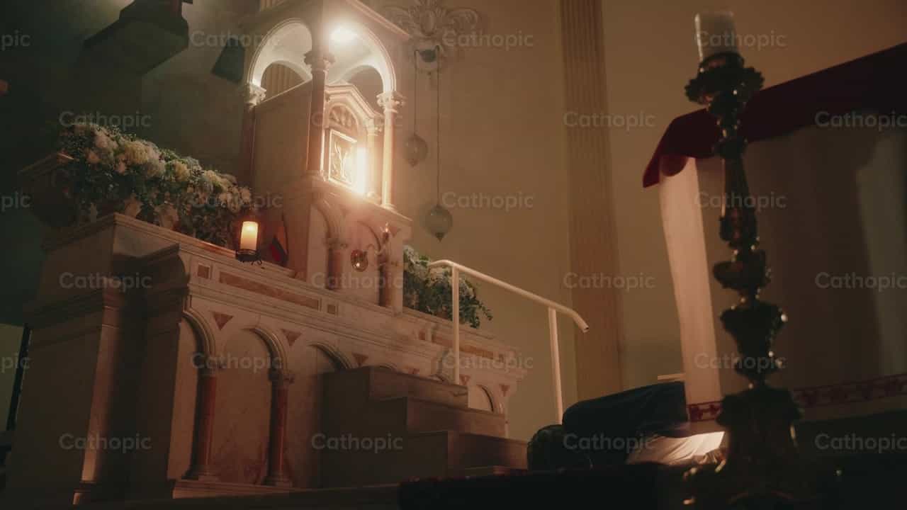 Joven arrodillada frente al Sagrario - Banco de vídeos católicos