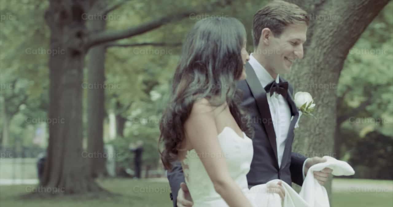 Novios caminando de la mano - Banco de vídeos católicos - Fotografía por Personally Catholic