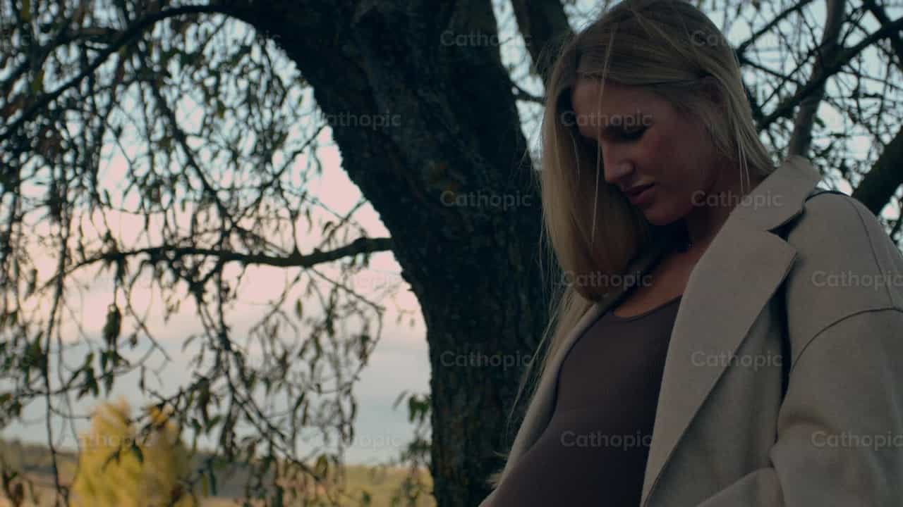Mulher grávida - Vídeos católicos de stock - Foto de Almures Studio