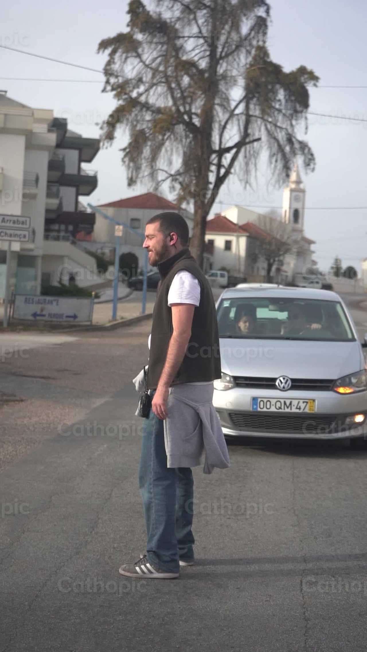 joven parando el trafico y sonriendo - Banco de vídeos católicos