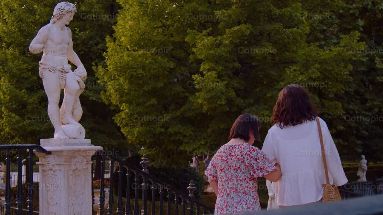 Caminando juntas - Banco de vídeos católicos - Fotografía por Almures Studio