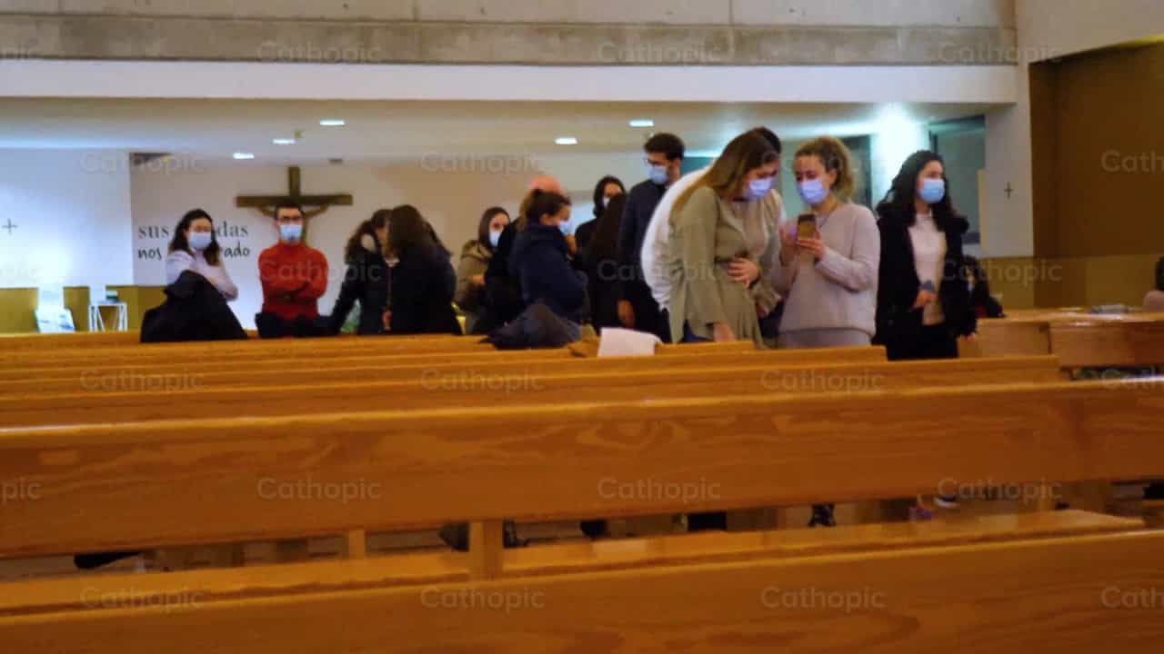 Conferencia de Jóvenes Adultos, Tiro 8 - Banco de vídeos católicos - Fotografía por Cathopic