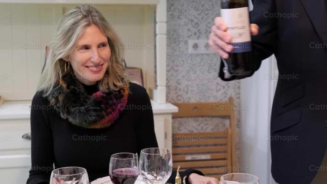 Sirviendo vino en la cena de Navidad - Banco de vídeos católicos - Fotografía por Almures Studio