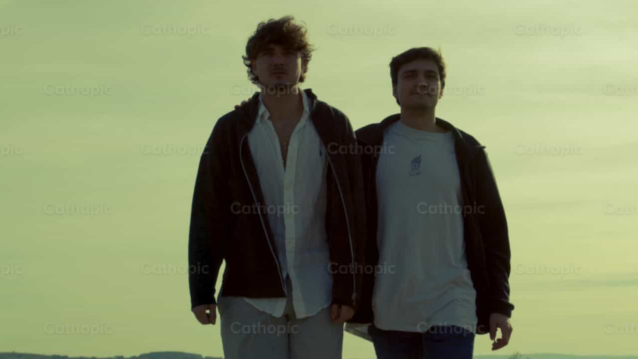 La amistad que salva de los vicios - Banco de vídeos católicos - Fotografía por Almures Studio