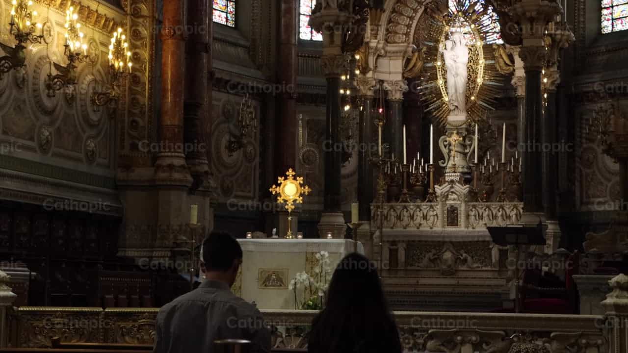 Pareja orando ante el Santisimo - Banco de vídeos católicos - Fotografía por Frames Cristianos