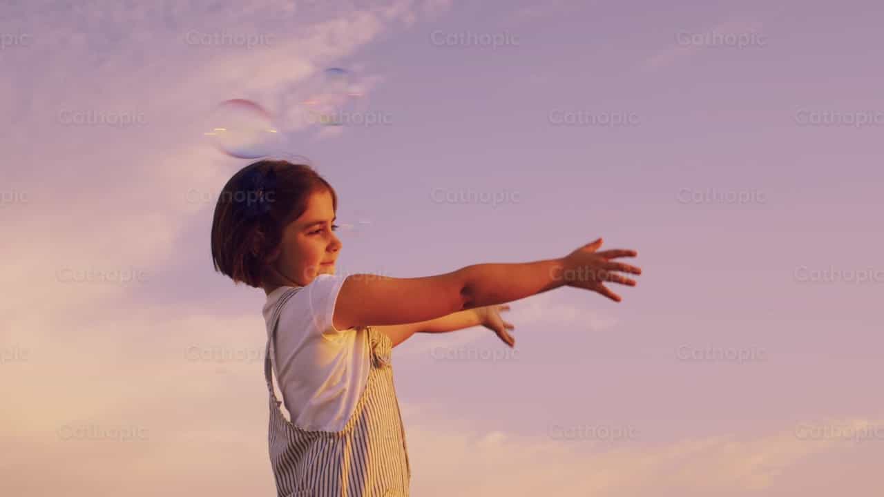 Giocare con le bolle di sapone - Video stock cattolici