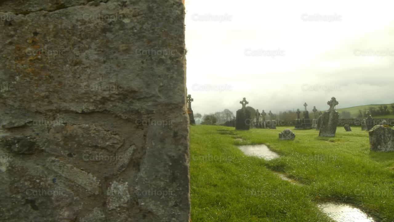 Cementerio en Irlanda - Banco de vídeos católicos - Fotografía por Catholic Stuff