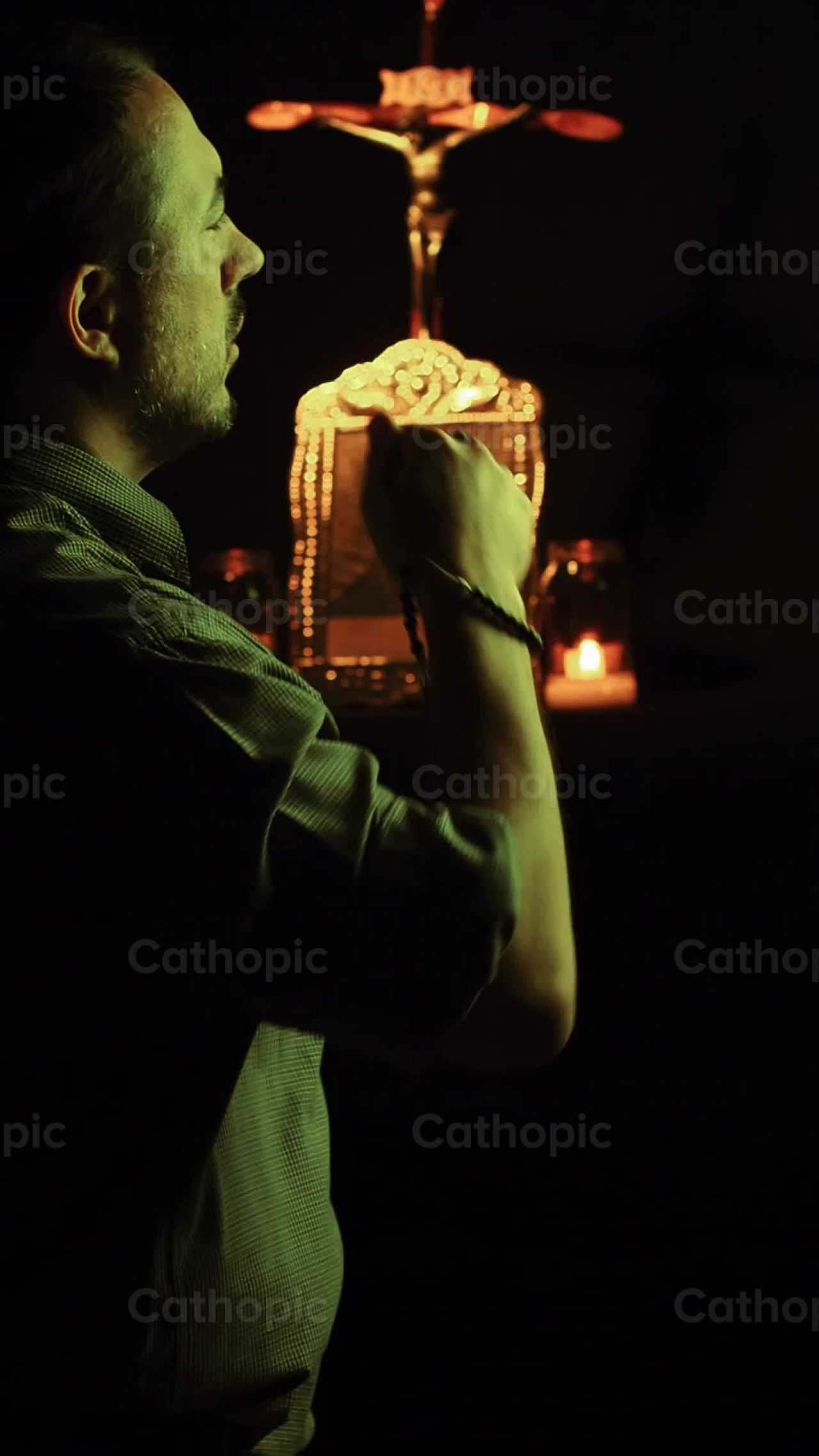 Hombre reza el rosario de rodillas 9 - Banco de vídeos católicos - Fotografía por Pitangus Alfonso Asensio