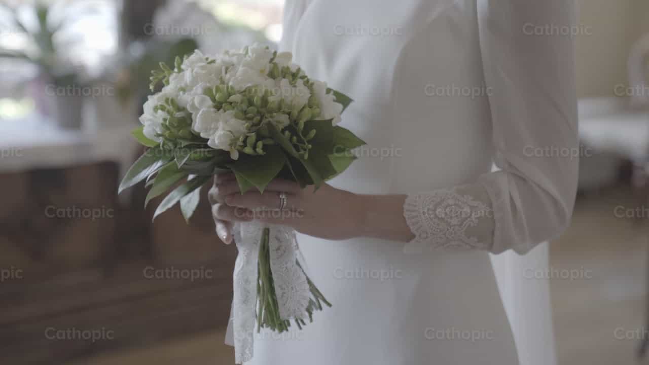 The Bride Prepares for the Ceremony - Banco de vídeos católicos - Fotografía por Lupe Belmonte