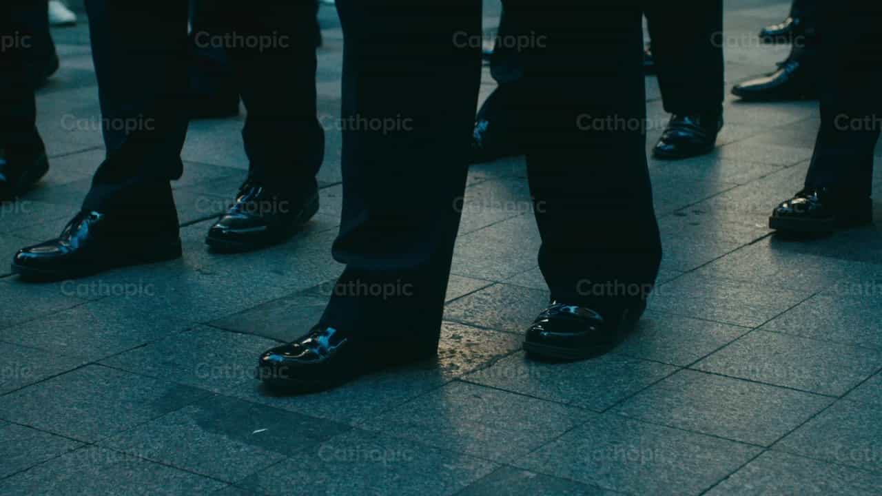 Hombres dando pasos en la procesión del Domingo de Ramos - Banco de vídeos católicos