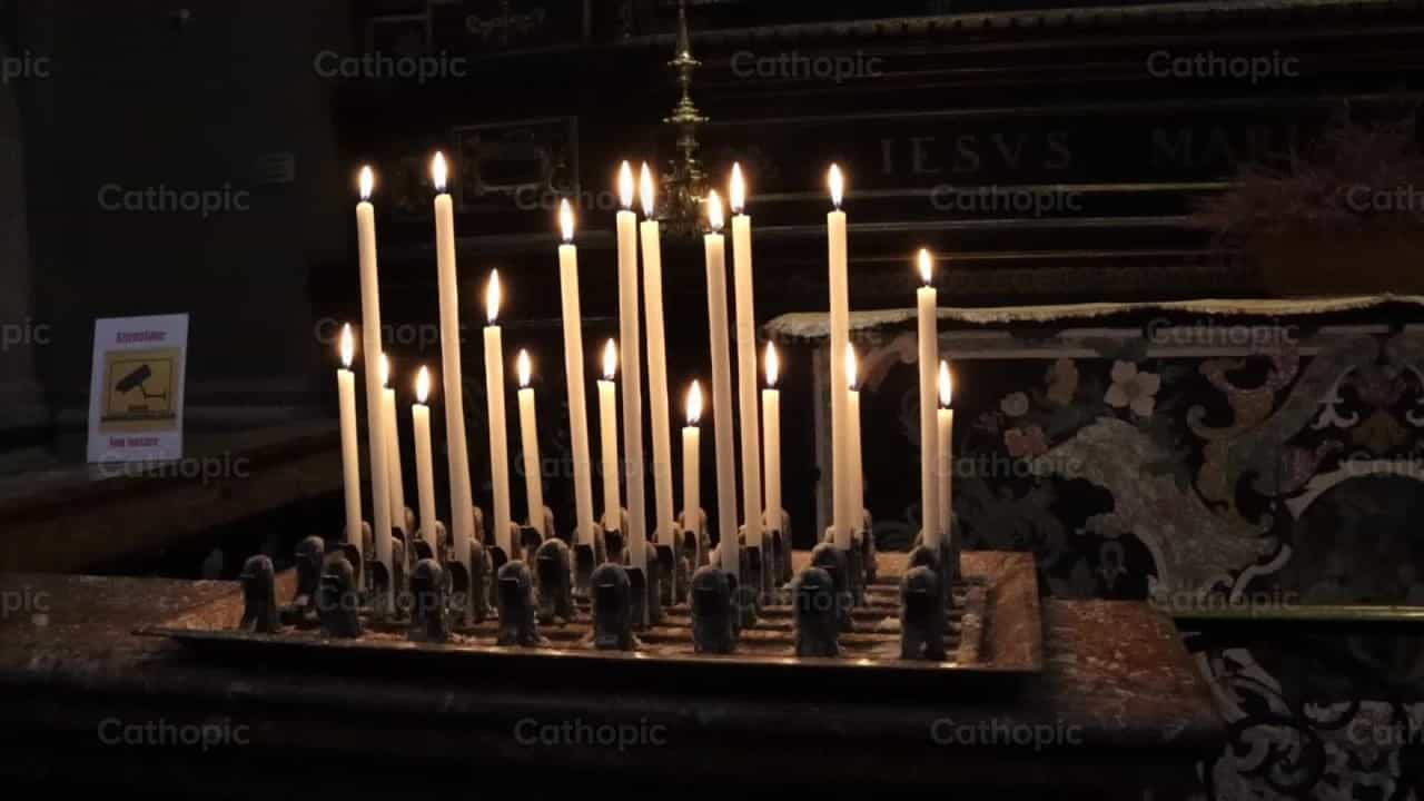 Velas y miras - Banco de vídeos católicos - Fotografía por Saul Ibarra