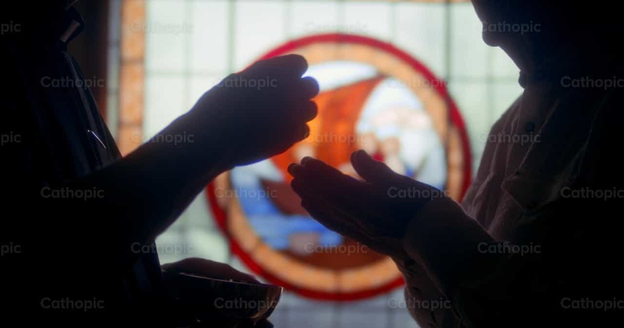 Recepcion de la Eucaristía - Banco de vídeos católicos - Fotografía por Personally Catholic