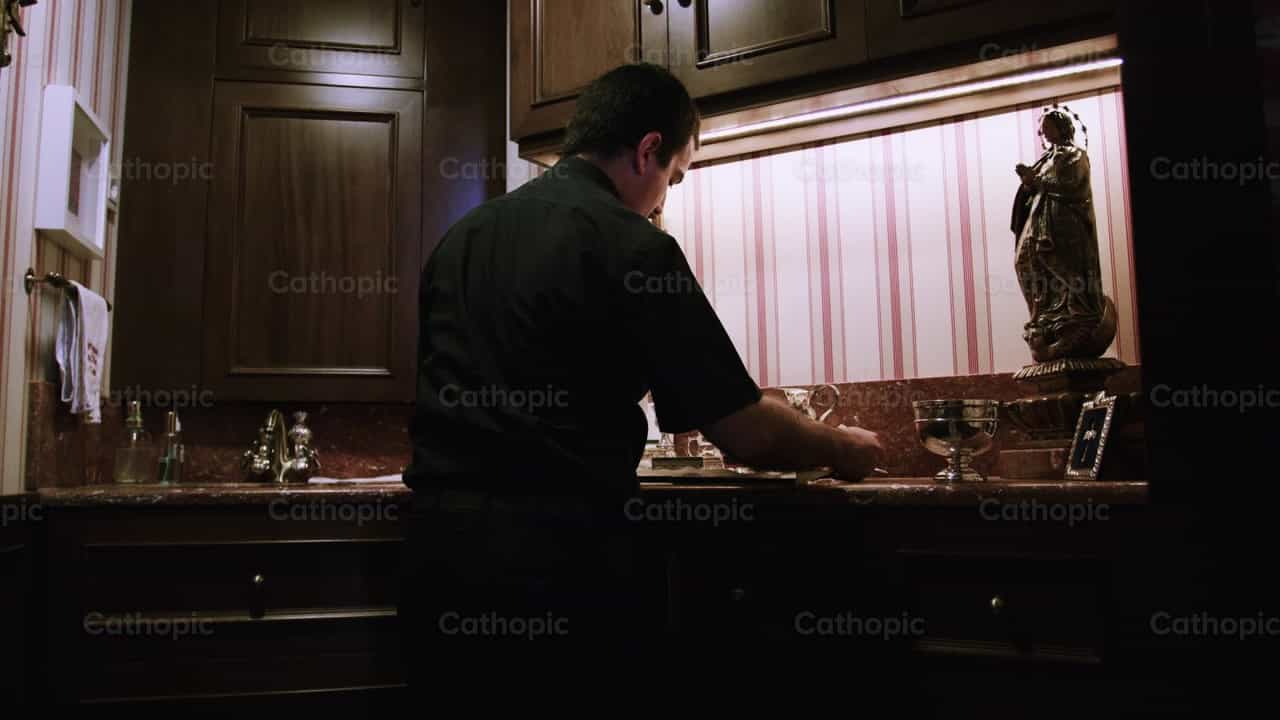 Sacerdote preparando los vasos sagrados - Banco de vídeos católicos - Fotografía por Almures Studio