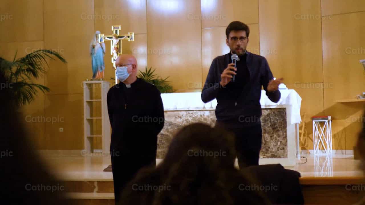 Conferencia de Jóvenes Adultos, Tiro 4 - Banco de vídeos católicos - Fotografía por Cathopic