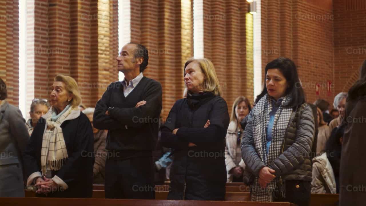 Persone in preghiera durante la Messa - Video stock cattolici
