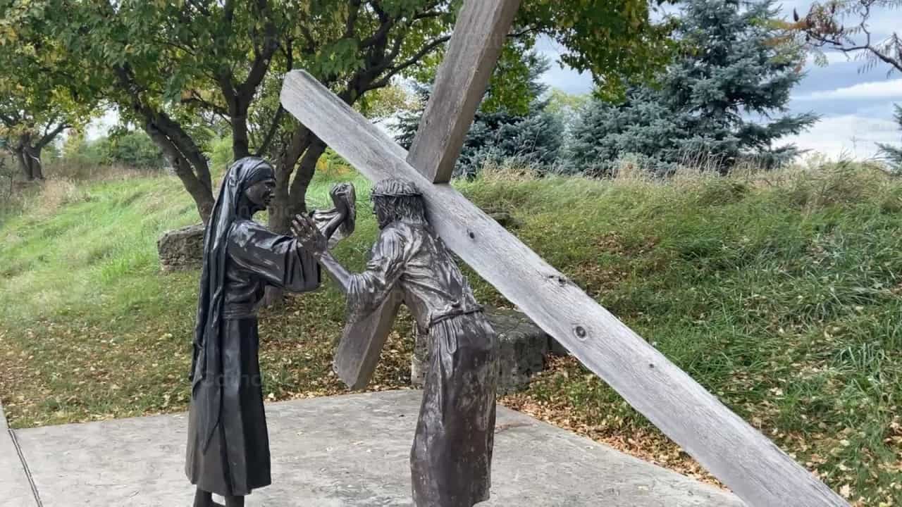 Veronica limpia el rostro de Jesus - Banco de vídeos católicos