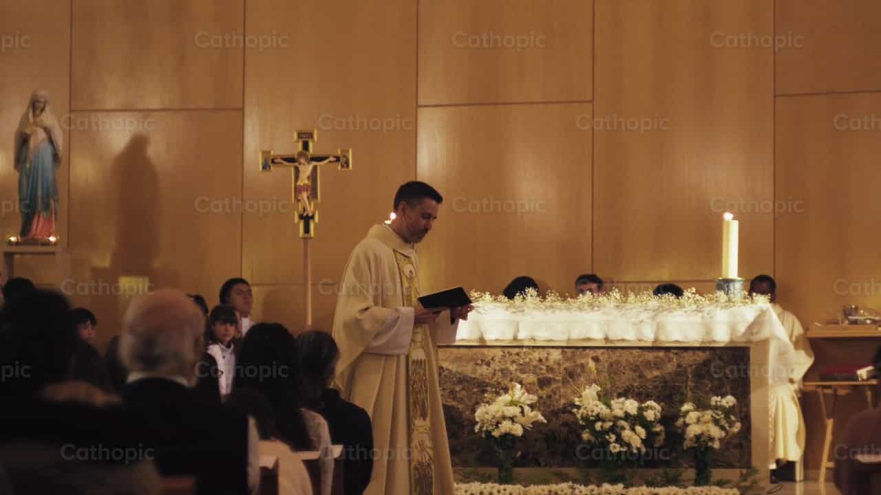 Sacerdote predicando en la Vigilia Pascual - Banco de vídeos católicos - Fotografía por Almures Studio