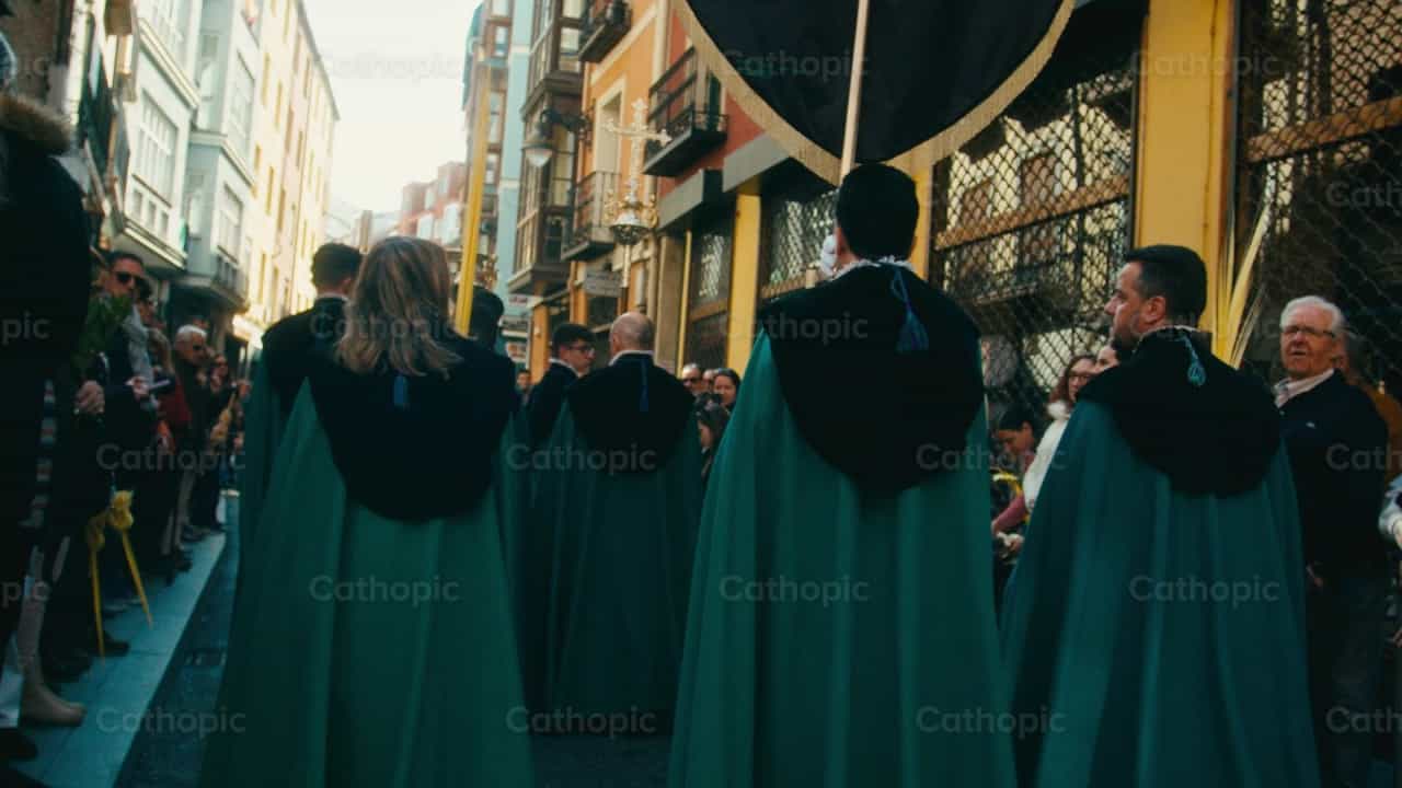 Personas en la procesión del Domingo de Ramos - Banco de vídeos católicos - Fotografía por Almures Studio