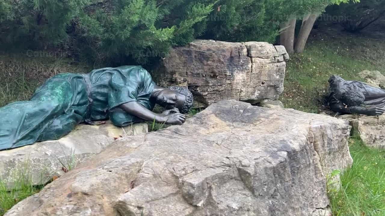 Los discipulos de Jesus se quedan dormidos - Banco de vídeos católicos
