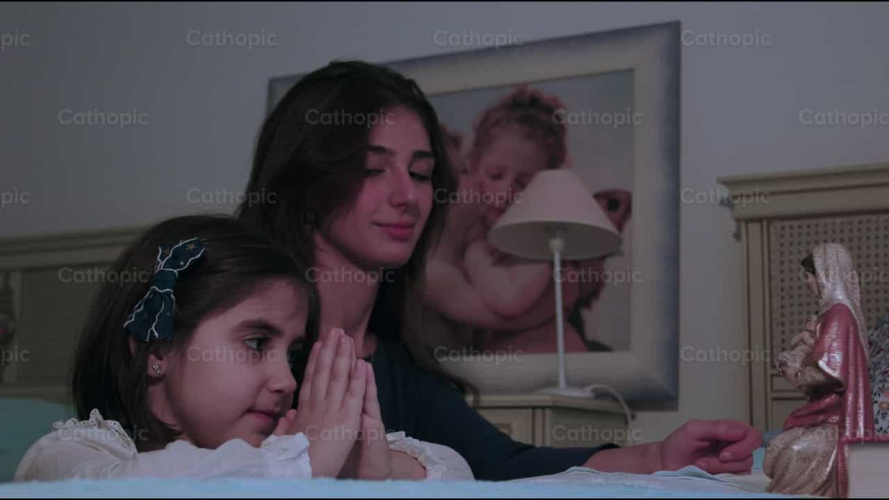 Mãe e filha rezando diante da Virgem Maria - Vídeos católicos de stock