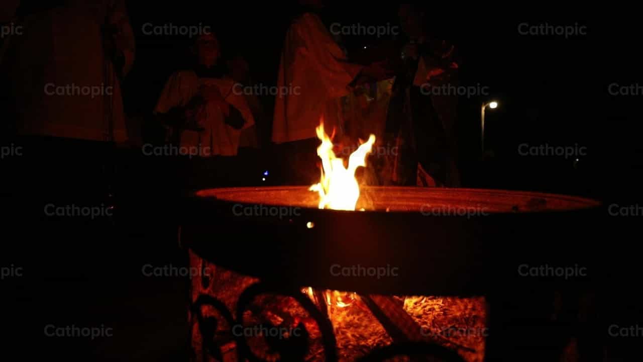 Ogień Wigilii Paschalnej - Katolickie filmy stockowe - Zdjęcie: Catholic Stuff