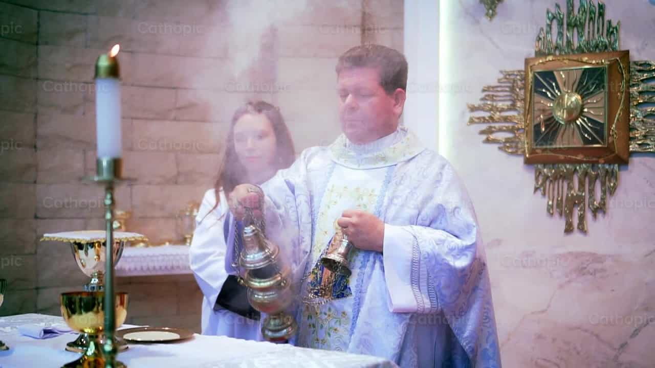 El Sacerdote y los acolitos - Banco de vídeos católicos - Fotografía por Thiago Damião P. Silva