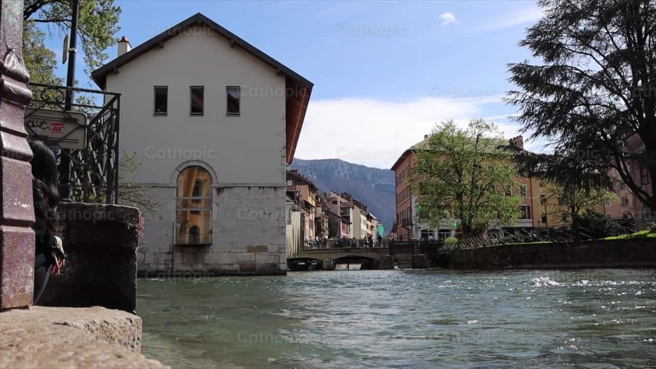 River in the city - Catholic stock videos - Photo by Frames Cristianos