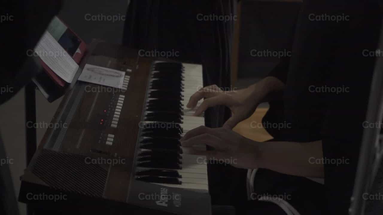 Tocar el piano - Banco de vídeos católicos