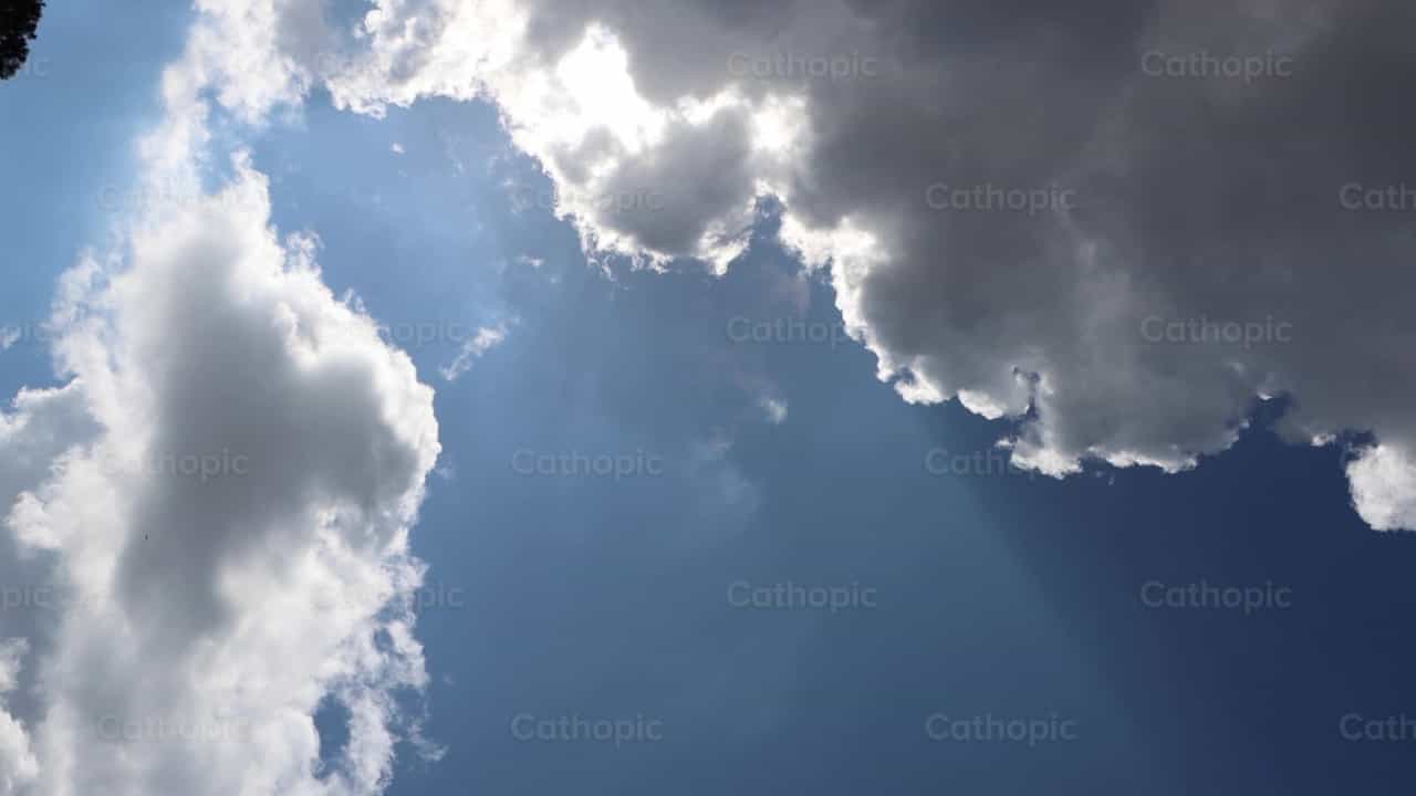 Cielo azul - Banco de vídeos católicos - Fotografía por Frames Cristianos